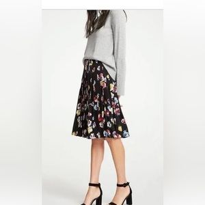 Ann Taylor pleated floral skirt size 10